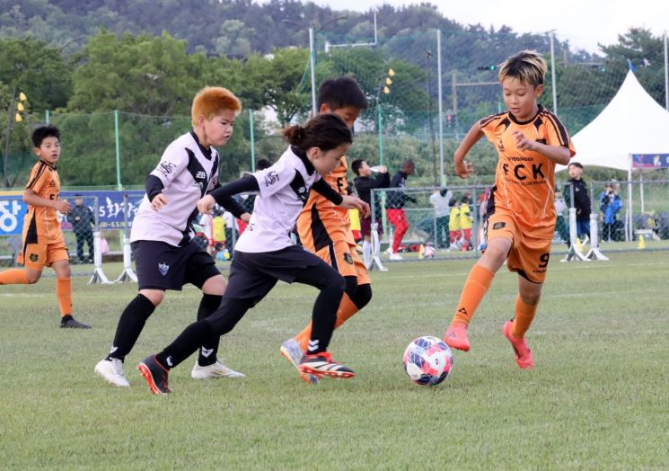 경주 알천축구장에서 열린 ‘2025 화랑대기 전국 유소년 축구대회 U-10 축구 페스티벌’에서 유소년 선수들이 공을 다투며 열띤 경기를 펼치고 있다. 경주시 제공