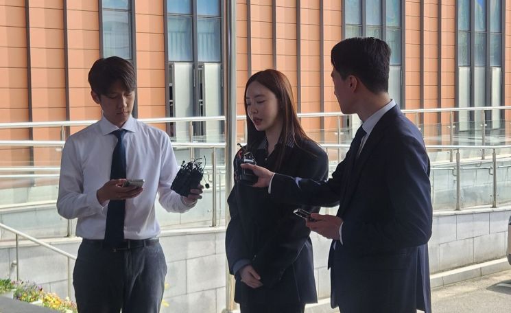 필라테스 강사 출신 인플루언서 양정원씨(37)가 29일 사기 및 가맹사업법 위반 혐의 피의자 신분으로 서울 강남경찰서에 출석하면서 취재진의 질문에 답하고 있다. 박재현 기자