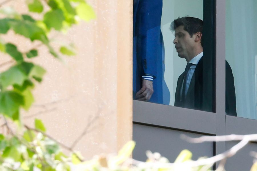 Sam Altman, CEO of OpenAI, is walking down the courthouse hallway during a recess at a trial held on the 28th (local time) at the U.S. District Court in Oakland, California. Photo by AP.