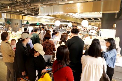 광주신세계 본관 지하 1층 소울티에그 매장에 에그타르트를 구매하려는 고객들이 줄을 서 있다. [사진제공=광주신세계]