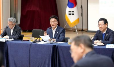 김민석 국무총리가 23일 여수시청소년해양교육원 대강당에서 2026여수세계섬박람회 준비상황을 점검하고 있다.[사진제공=전남도]