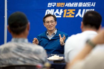 영암군 청년들과 간담회를 통해 소통을 길을 열어가는 우승희 예비후보. 우 후보 캠프제공