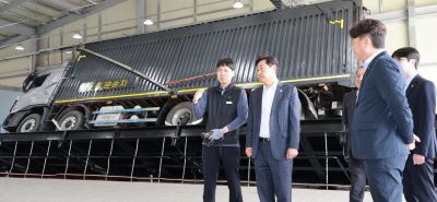김관영 전북특별자치도지사는 29일 김제와 완주를 방문해 특장차 산업과 친환경 상용차 생산 현장을 점검했다. 사진 제공=전북자치도