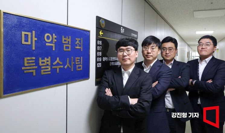 인천지검 성두경 부장검사(왼쪽부터), 김용선, 홍준현, 정재훈 검사가 인터뷰에 앞서 사무실 앞에서  포즈를 취하고 있다. 강진형 기자