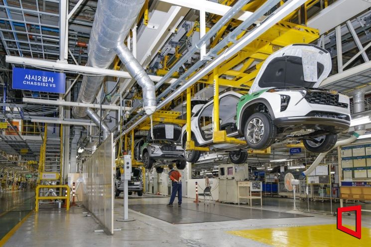 28일 한국GM 창원공장에서 직원들이 트랙스 크로스오버를 조립하고 있다. 한국GM