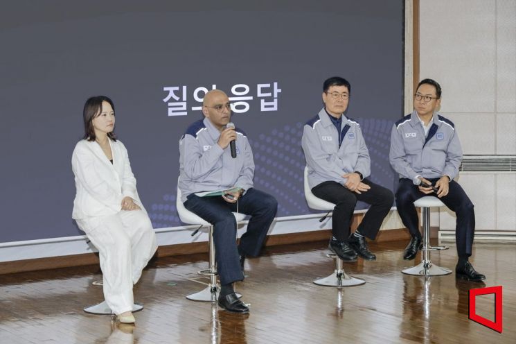 윤명옥 GM 한국사업장 최고마케팅책임자 겸 커뮤니케이션 총괄 전무(왼쪽부터)와 아시프 카트리 GM 해외사업부문 생산총괄 부사장, 이동우 GM 한국사업장 생산부문 부사장, 방선일 GM 한국사업장 구매부문 부사장. 한국GM
