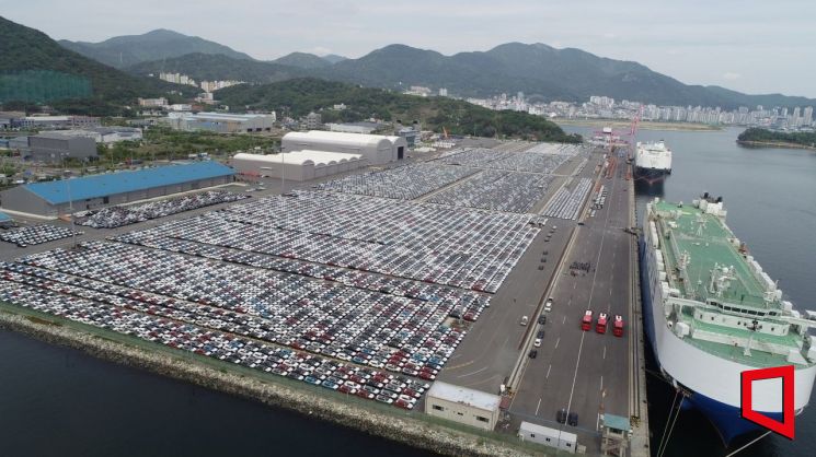 29일 마산 가포신항에서 쉐보레 트랙스 크로스오버 7500대가 선적을 기다리고 있다. 한국GM