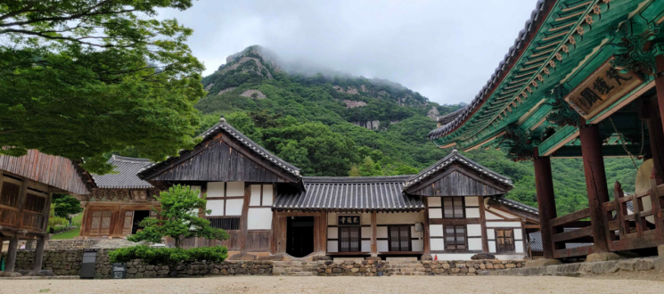 부안 내소사 설선당과 요사.