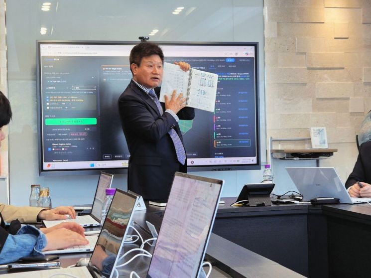 권순옥 신조로지텍 대표가 지난 24일 메인비즈협회 주관 기자간담회에서 컨테이너 적재 최적화 프로그램을 설명하고 있다. 최호경 기자