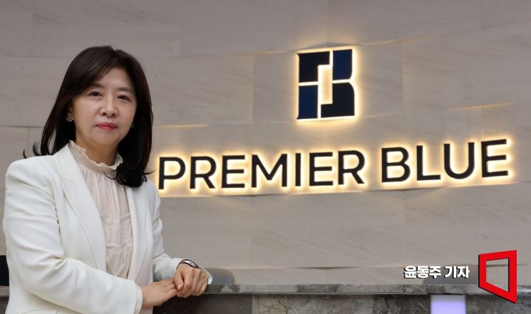 NH投资证券Premier Blue江南2中心总监Seong Hyeonhui在接受阿视亚经济采访后摆出造型。记者 Yoon Dongju