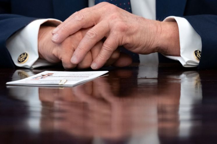 트럼프 대통령에게 오벌오피스의 대표 상징물인 '결단의 책상'(Resolute Desk). AP연합뉴스