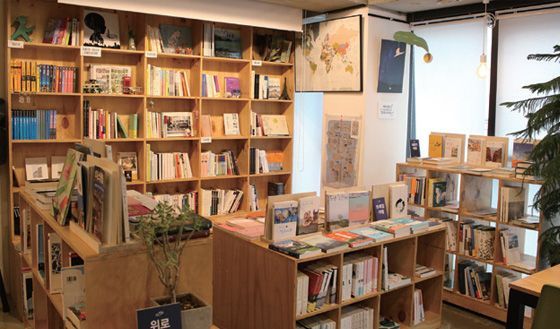 서울 마포구 동네 서점 '사이에'