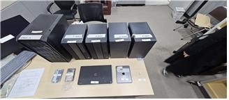 일당이 필리핀 클락 소재 사무실에서 보이스피싱 범행에 사용한 PC 5대와 휴대전화. 서울동부지검