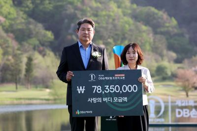 DB손해보험이 지난 19일 강원 춘천시 라비에벨골프앤리조트에서 'DB손해보험 프로미 오픈 사랑의 버디 기부금 전달식'을 열고 소방가족희망나눔에 기부금을 전달한 뒤 기념촬영 중이다. 왼쪽부터 정종표 DB손보 대표, 박현숙 소방가족희망나눔 대표. DB손보