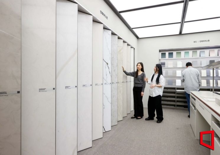 LX하우시스의 ‘LX Z:IN 플래그십' 매장 내부 모습. LX하우시스