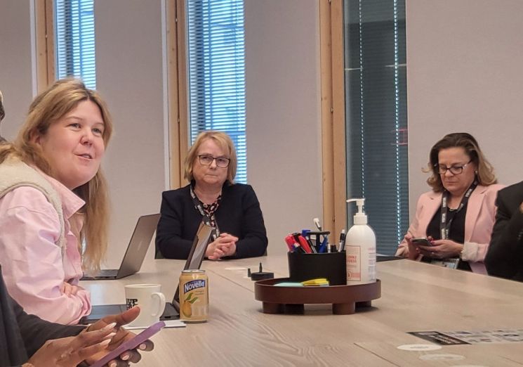 프리다 요한손(Frida Johansson) 슈퍼셀 최고인사책임자(CPO·Chief People Officer)가 21일(현지 시간) 핀란드 헬싱키 슈퍼셀 본사에서 특유의 팀 조직으로 구성된 인사 정책을 소개하고 있다. 이현주 기자