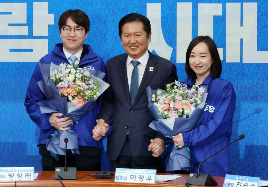 하정우 전 청와대 AI수석과 전은수 전 청와대 대변인이 29일 국회에서 열린 더불어민주당 인재 영입식에서 꽃다발을 들고 정청래 대표와 기념 촬영하고 있다. 2026.4.29 김현민 기자