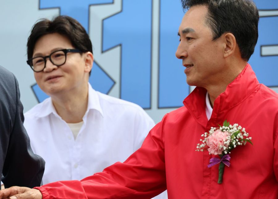 부산 북갑 국회의원 보궐선거에서 국민의힘 공천을 바라는 박민식 전 국가보훈부 장관과 무속소 출마를 공식화 한 한동훈 전 국민의힘 대표가 26일 부산 구포초에서 열린 동문회 운동회에 참석해 있다. 2026.4.26  연합뉴스