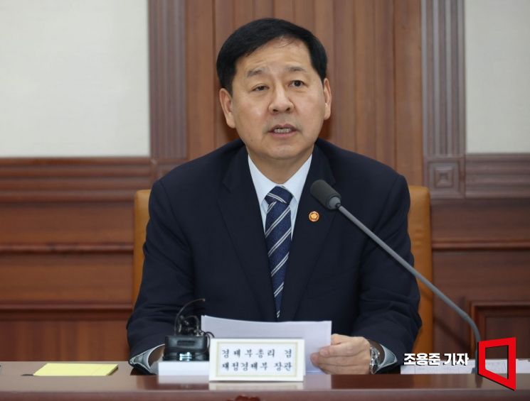 구윤철 경제부총리 겸 재정경제부 장관이 30일 서울 종로구 정부서울청사에서 열린 비상경제회의 겸 경제관계장관회의 겸 대외경제장관회의에 참석해 발언하고 있다. 2026.4.30 조용준 기자