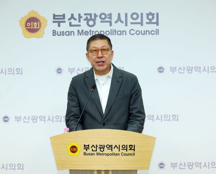 박형준 국민의힘 부산시장 후보가 27일 오후 부산 연제구 부산시의회에서 기자회견을 하고 출마선언을 하고 있다. 연합뉴스