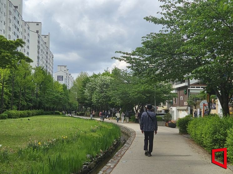 지난달 27일 서울 마포구 경의선숲길에 시민들이 산책을 즐기고 있다. 심성아 기자