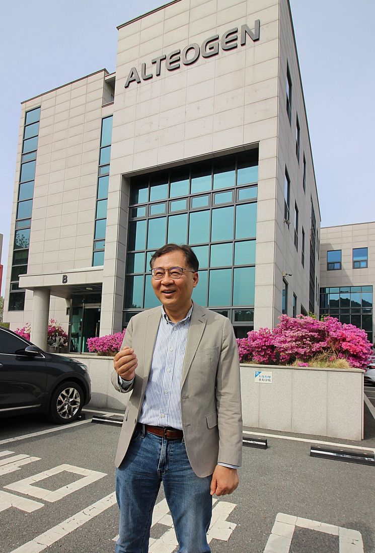 전태연 알테오젠 대표가 대전 유성구 알테오젠 본사에서 아시아경제와 인터뷰하고 있다. 그는 알테오젠 기술력은 대전, 충청 지역 출신 인재들이 일군 성과라고 평가했다. 정동훈 기자