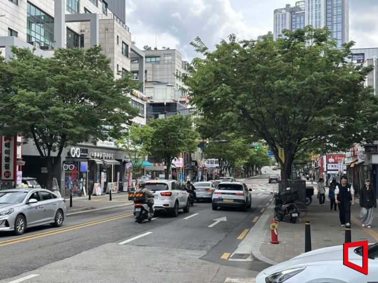 지난달 28일 찾은 서울 성동구 한양대학교 인근 거리에 시민들이 지나가고 있다. 이성민 기자