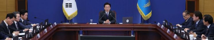 이재명 대통령이 30일 청와대에서 수석보좌관회의를 주재하고 있다. 연합뉴스