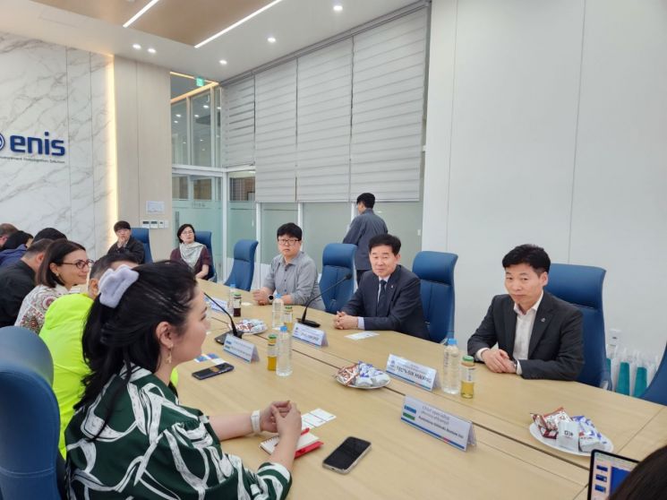 우즈베키스탄 에너지부 소속 샤리포프 파루크 파즐리디노비치 법무국장을 비롯한 에너지 정책 및 법무 담당 핵심 실무진들이 지난 30일 평택시를 방문해 평택의 주요 수소 인프라 현장을 견학하고 있다. 평택시 제공