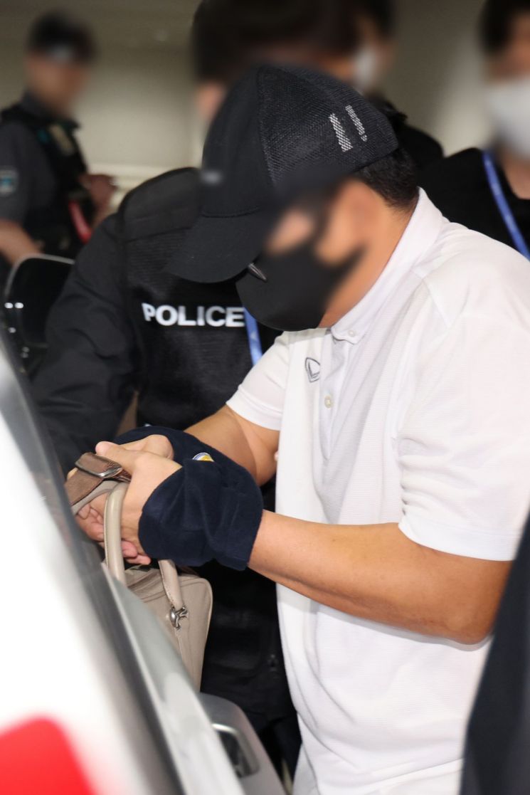 '마약왕'으로 불리는 박왕열에게 필로폰 등 마약류를 공급한 혐의를 받는 최모씨가 1일 태국으로부터 강제송환돼 인천국제공항 제2여객터미널에 도착, 차에 타고 있다. 연합뉴스