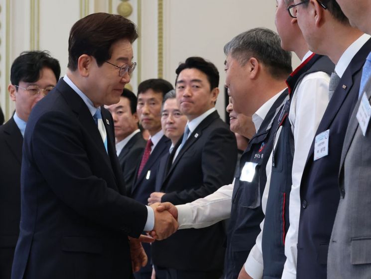 이재명 대통령이 1일 청와대 영빈관에서 열린 노동절 기념식에서 김동명 한국노총 위원장 등 참석자들과 인사하고 있다. 연합뉴스