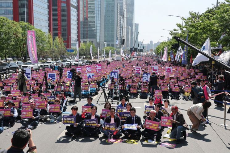 1일 서울 여의도 국회 인근에서 열린 한국노총 전국노동자대회에서 조합원들이 노동입법 이행 촉구 등 구호를 외치고 있다. 연합뉴스