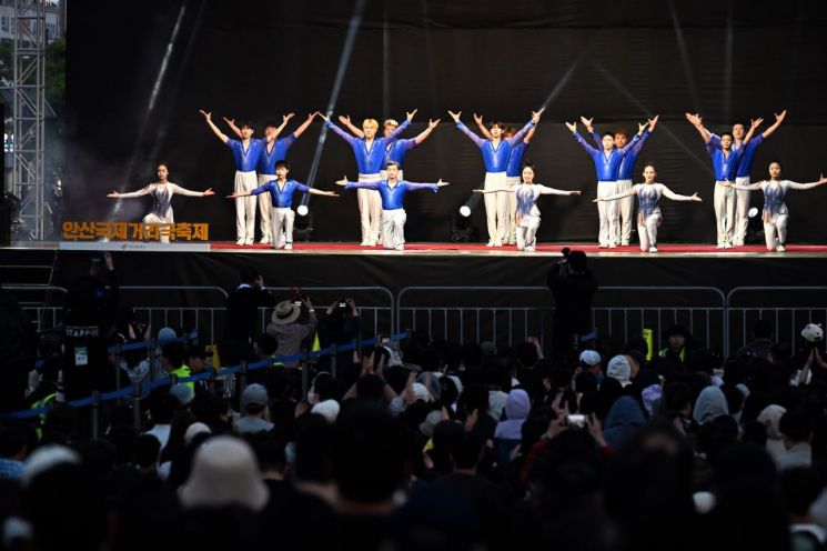 안산시와 안산문화재단은 지난 1일 제22회 안산국제거리극축제 개막식을 성황리에 개최하고 있다. 안산시 제공