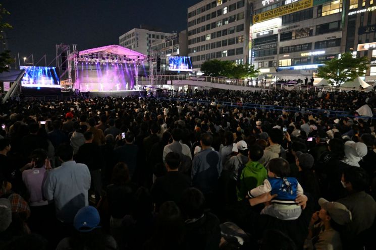 안산시와 안산문화재단은 지난 1일 제22회 안산국제거리극축제 개막식을 성황리에 개최하고 있다. 안산시 제공