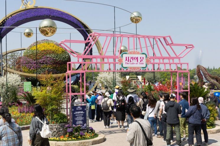 황금연휴를 맞아 행사장인 일산호수공원은 나들이를 나온 가족과 연인들로 인산인해를 이루고 있다. 고양시 제공
