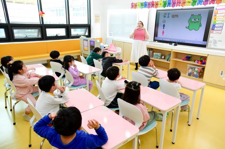 2024년 4월 15일 화천커뮤니티센터 돌봄교실 원어민 교실 모습. 화천군 제공