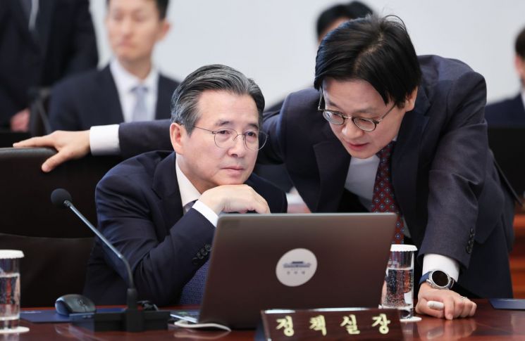 김용범 정책실장(왼쪽)과 김정관 산업부 장관이 10일 청와대에서 열린 국무회의에 앞서 대화하고 있다. 2026.3.10 연합뉴스