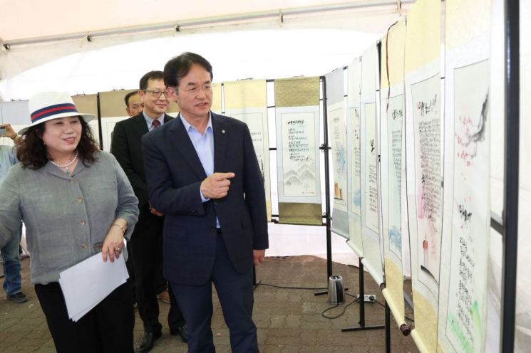 2026고양국제꽃박람회가 주최한 ‘제26회 IHK컵 플라워디자인기능 경기대회’가 고양시 일산호수공원 화훼산업관에서 개최하고 있다. 고양시 제공