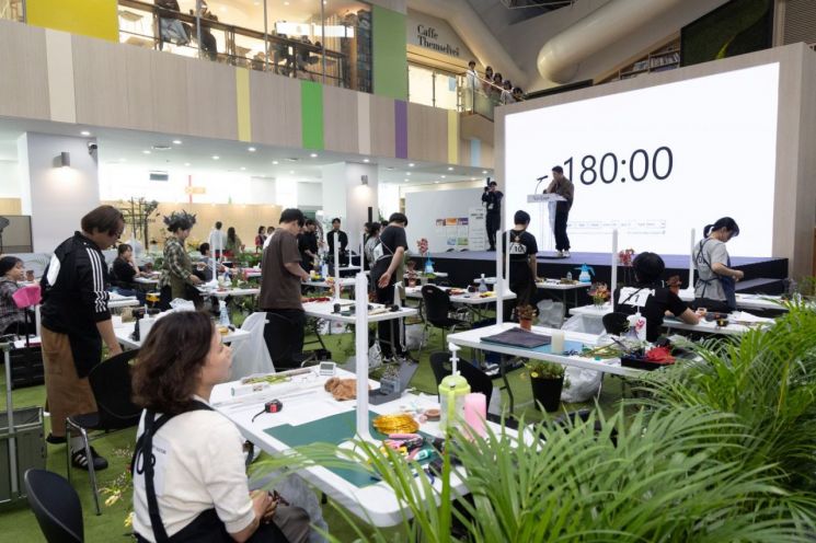 2026고양국제꽃박람회가 주최한 ‘제26회 IHK컵 플라워디자인기능 경기대회’가 고양시 일산호수공원 화훼산업관에서 개최하고 있다. 3일 본선 경연이 펼쳐진다. 고양시 제공