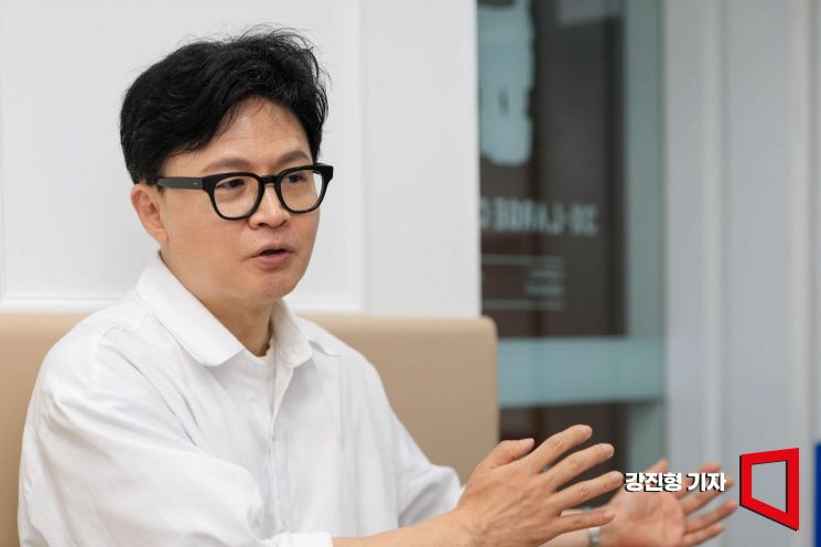 6.3 부산 북구갑 국회의원 보궐선거에 무소속 출마를 선언한 한동훈 전 국민의힘 대표가 3일 부산 북구 구포시장 인근 소상공인 점포에서 아시아경제와 인터뷰 하고 있다. 강진형 기자