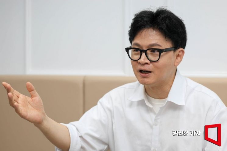 6.3 부산 북구갑 국회의원 보궐선거에 무소속 출마를 선언한 한동훈 전 국민의힘 대표가 3일 부산 북구 구포시장 인근 소상공인 점포에서 아시아경제와 인터뷰 하고 있다. 강진형 기자