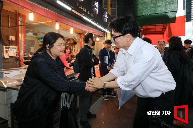 6.3 부산 북구갑 국회의원 보궐선거에 무소속 출마를 선언한 한동훈 전 국민의힘 대표가 지난 3일 부산 북구 구포시장을 방문해 주민들과 인사하고 있다. 강진형 기자