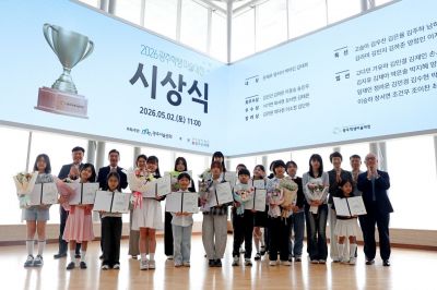 광주시립미술관에서 2일 열린 광주학생 미술대전 시상식에서 수상자들이 기념촬영을 하고 있다. [사진제공=광주신세계]
