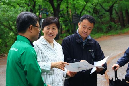 송미령 농림축산식품부 장관(가운데)이 3일  2027년 전면 개통을 앞둔 동서트레일을 찾아 현장을 둘러보고 있다. 농식품부