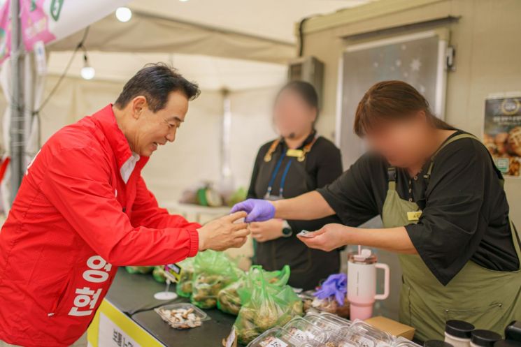 백영현 포천시장 후보(국민의힘)는 지난 2일 포천시 한탄강 생태경관단지 일원에서 열린 '포천시 가든페스타·펫스타' 행사장을 찾아 시민들과 소통하고 있다. 백영현 후보 제공