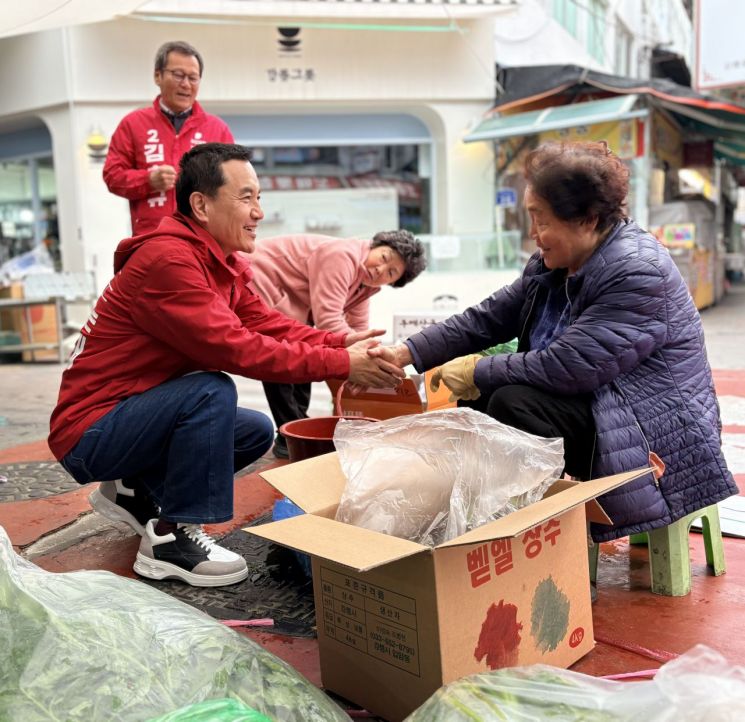 김진태 강원특별자치도지사 후보(국민의힘)가 황금연휴를 맞아 3박 4일간 강릉을 비롯한 영동권에 머물며 도민들과의 '촘촘한 스킨십' 행보를 펼치고 있다. 김진태 후보 제공