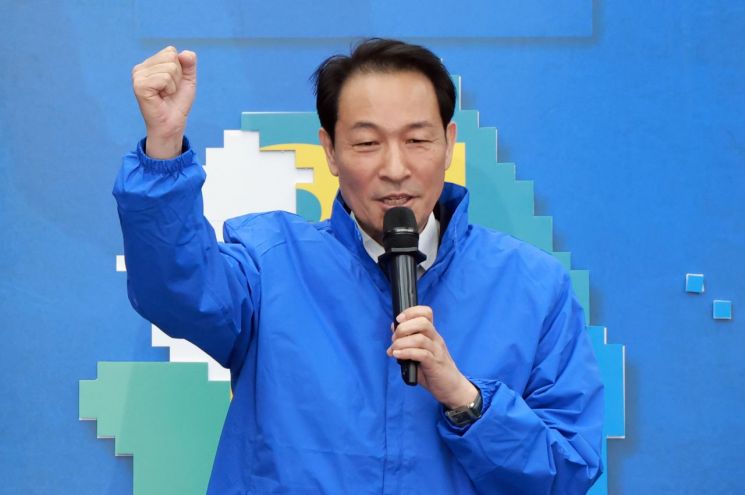 더불어민주당 우상호 강원도지사 후보가 23일 국회에서 열린 민주당 광역단체장 후보 연석회의에 참석해 선거 지역에 퍼즐을 붙이는 퍼포먼스를 한 뒤 각오를 말하고 있다. 2026.4.23 연합뉴스