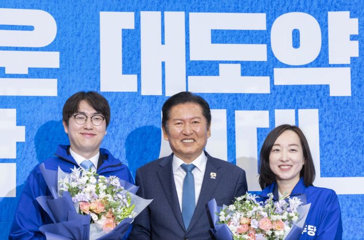 6·3 재보선에서 부산북구 갑과 충남 아산을에 각각 출마할 것으로 예상되는 하정우 전 청와대 AI 수석(왼쪽)과 전은수 전 청와대 대변인(오른쪽)이 29일 국회에서 열린 더불어민주당 인재 영입식에서정청래 대표와 기념 촬영하고 있다. 2026.4.29 연합뉴스