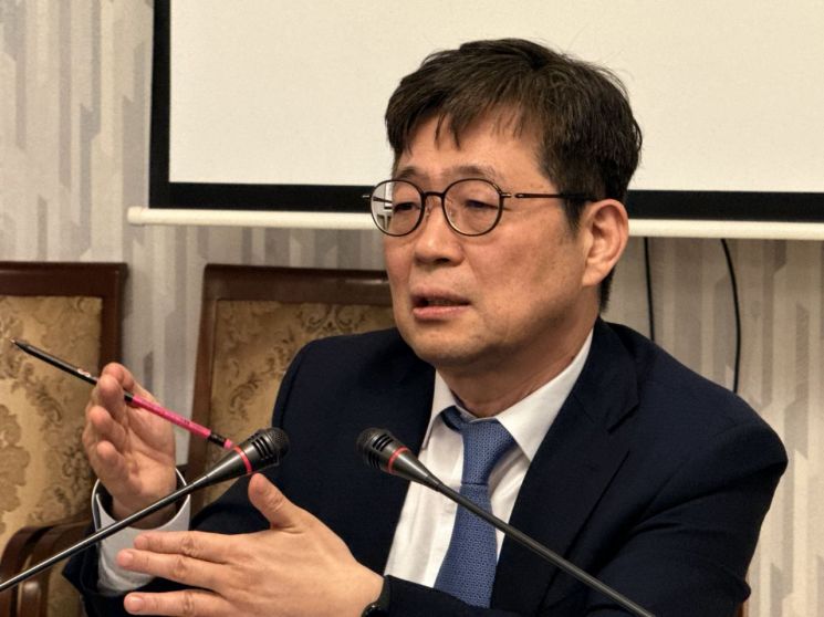 유상대 한국은행 부총재가 3일(현지시간) 아시아개발은행(ADB) 연차총회가 열리는 우즈베키스탄 사마르칸트에서 가진 기자 간담회에서 발언하고 있다. 한국은행