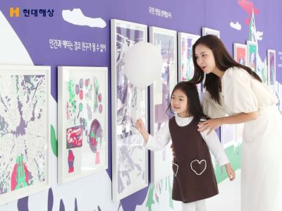 현대해상이 5월 가정의 달을 맞아 지난해에 이어 두번째로 개최한 '어린이눈높이전시회'에 방문한 엄마와 어린이가 어린이 눈높이에 맞춰 게재된 작품을 감상하고 있다. 현대해상